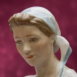 Редкая! Большая Авторская Фарфоровая статуэтка «ТКАЧИХА», Россия ДФЗ - Дулево. 