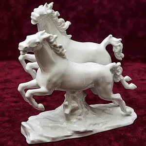 Редкая! Фарфоровая статуэтка «БЕГУЩИЕ ЛОШАДИ» ВАЛЕНДОРФ - WALLENDORF Германия -1963 год.