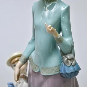 Коллекционная Фарфоровая статуэтка «На прогулке. Дама и девочка», Lladro Испания. 