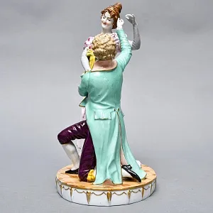 Антикварная статуэтка «Дама с кавалером. Приглашение на танец», Фарфор Muller & Co, Германия, 1907 - 1949 гг. 