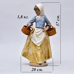 Коллекционная Фарфоровая статуэтка «Девочка с двумя корзинками», NAO by Lladro серия Грес, Испания.