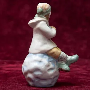 Авторская Коллекционная Фарфоровая Статуэтка «Девочка на Снежном Коме», Дулёво Россия.