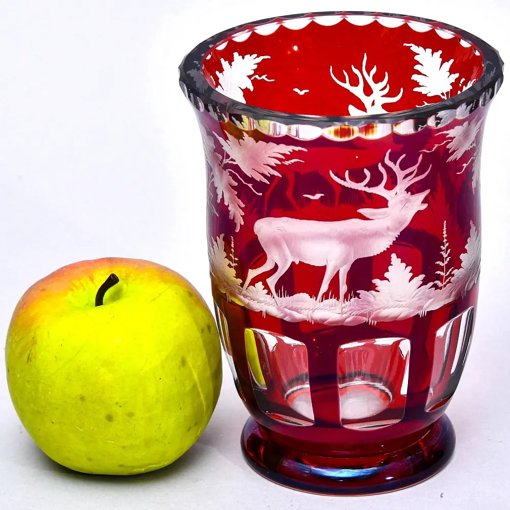 Винтажная Ваза «Охота» Рубиновый Хрусталь, Egermann, Богемия, Чехия, середина ХХ века.