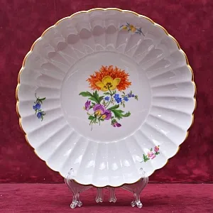 Сервировочная Тарелка - Блюдо - Сухарница  из коллекции BLUMEN, Фарфор MEISSEN Германия, 1974 год.
