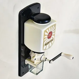 Винтажная Настенная Ручная Кофемолка «Чёрный Кофе», Голландия PeDe, середина ХХ века.