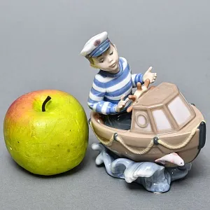 Коллекционная Фарфоровая статуэтка «Маленький капитан», Lladro Испания, 1993 - 1996 годы.