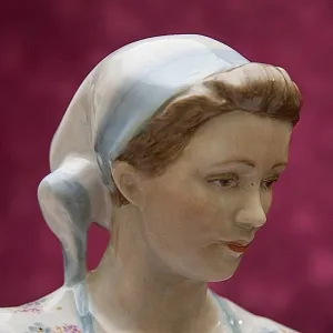 Редкая! Большая Авторская Фарфоровая статуэтка «ТКАЧИХА», Россия ДФЗ - Дулево. 