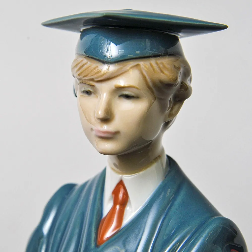 Большая Коллекционная Фарфоровая статуэтка «ВЫПУСКНИК». Lladro Испания - 1983 год.