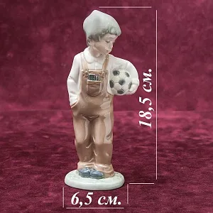 Коллекционная Фарфоровая статуэтка «Маленький футболист» NAO by Lladro, Daisa, Испания -1988 год.