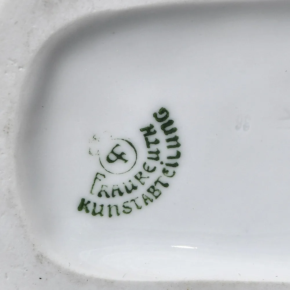 Антикварная фарфоровая статуэтка «Дама с горностаевой муфтой», Fraureuth Германия, 1919 - 1926 годы. 