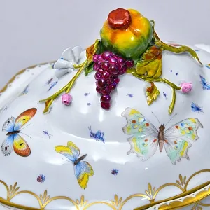 Фарфоровая Тюрина - Судок с крышкой «БАБОЧКИ В САДУ», Франция - середина ХХ века.