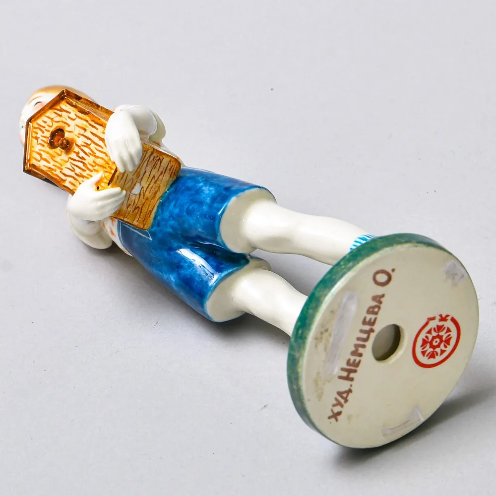 Авторская Коллекционная Фарфоровая Статуэтка «Пионер со скворечником», Россия.