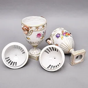 Парные Фарфоровые Вазоны - Вазы с крышками «ПУТТИ», SP Dresden / Potschappel Германия.