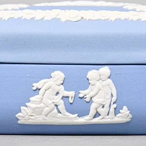 Шкатулка - Бонбоньерка «Музы и поклонники», фарфор ВЕДЖВУД / WEDGWOOD, Англия, вторая половина ХХ века.