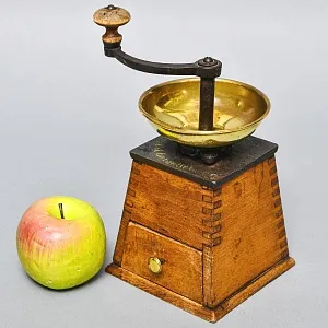 Деревянная Старинная Ручная Механическая Кофемолка - Мельница «GARANTIRT», Бельгия начало ХХ века.