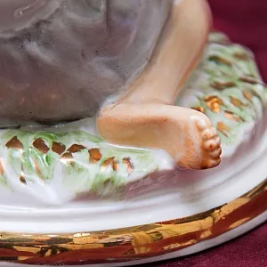 Фарфоровая статуэтка «Мальчик, надувающий мяч», «Красный фарфорист» Чудово, СССР -1956 год. 