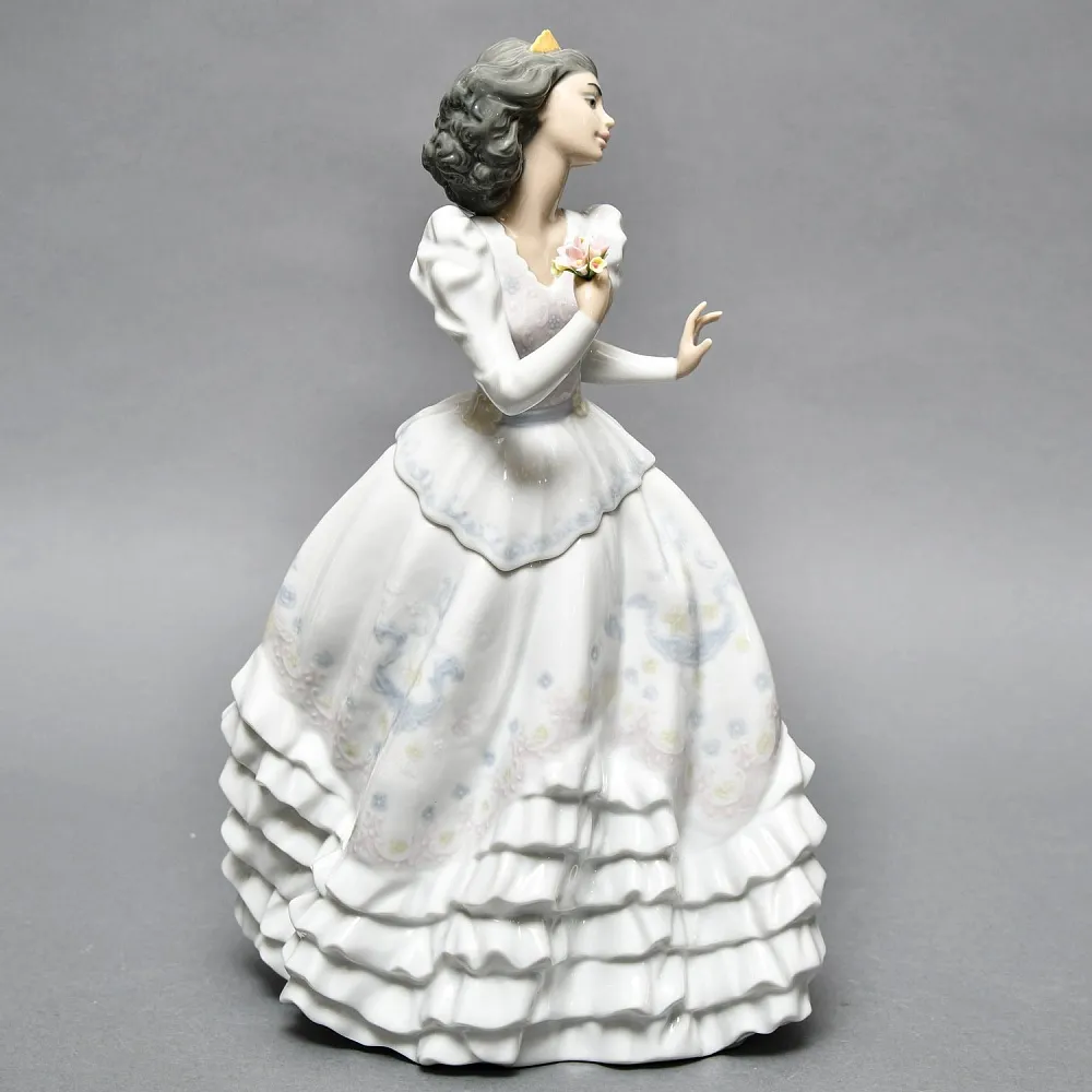 Коллекционная Фарфоровая статуэтка «Девушка в бальном платье», Lladro Испания, 2000 - 2004 годы. 