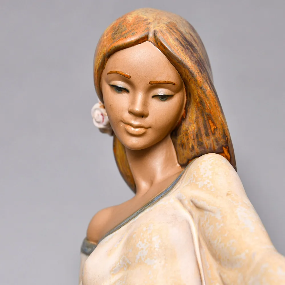 Большая Фарфоровая статуэтка «Девушка с корзиной фруктов», Lladro серия Грес, Испания.