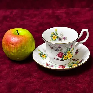 Коллекционная Фарфоровая Чайная пара «Летнее Утро», ROYAL ALBERT Англия, вторая половина ХХ века.