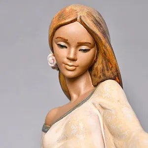 Большая Фарфоровая статуэтка «Девушка с корзиной фруктов», Lladro серия Грес, Испания.