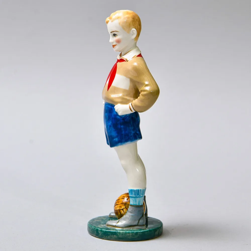 Авторская Коллекционная Фарфоровая Статуэтка «Юный Футболист», Россия.