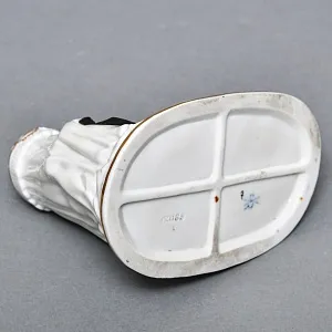 Миниатюрная Фарфоровая статуэтка «Утренние одевания», Scheibe Alsbach Германия, первая половина ХХ в. 