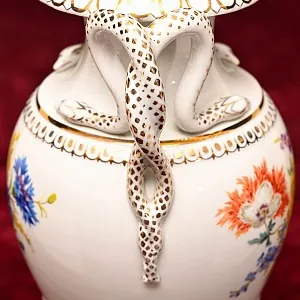 Антикварная Фарфоровая Ваза с ручками - змеями «Цветочный Букет», MEISSEN Германия, 1924 - 1934 годы.