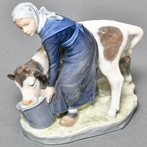  Коллекционная Фарфоровая статуэтка «Девушка с коровой», Royal Copenhagen Дания, 1979 - 1983 годы. 