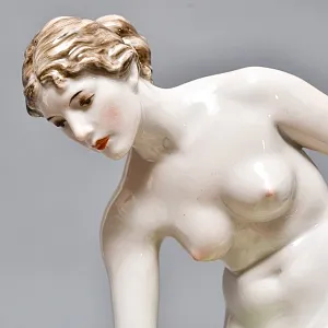 Антикварная Фарфоровая статуэтка «Обнаженная девушка на шаре», Rosenthal Германия - 1935 год. 