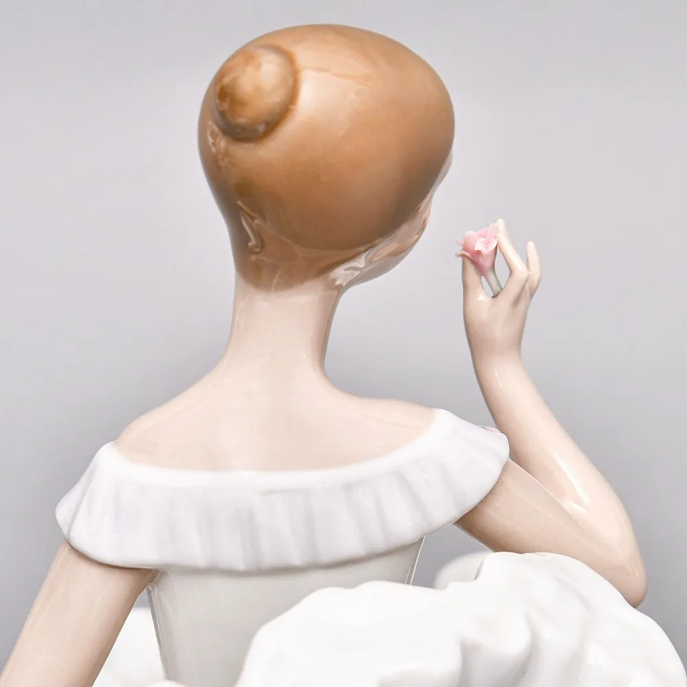 Коллекционная Фарфоровая статуэтка «Балерина в кресле с цветком», Nao by Lladro Испания.