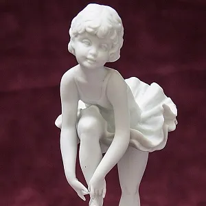 Коллекционная Статуэтка «Маленькая балерина», бисквитный фарфор Kaiser, Германия -1979 год.
