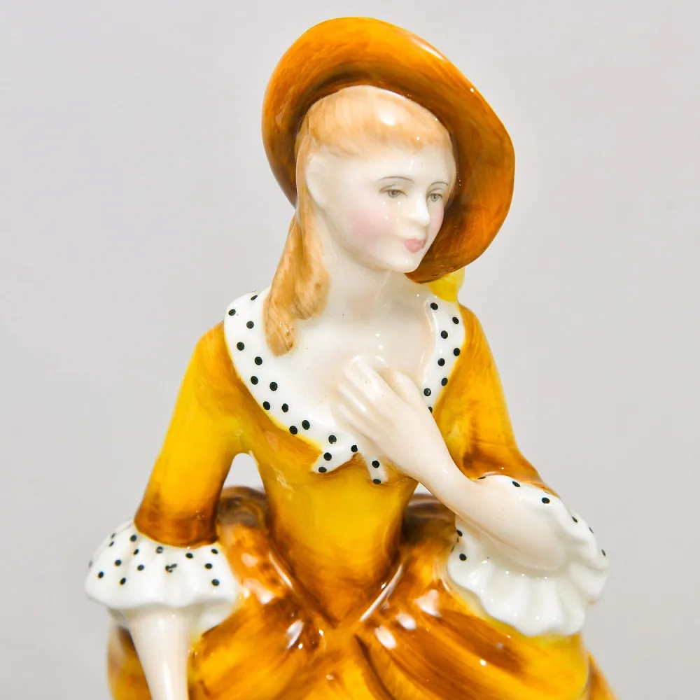 Коллекционная Фарфоровая статуэтка «Девушка в желтом платье. Сандра»,  Royal Doulton Англия.