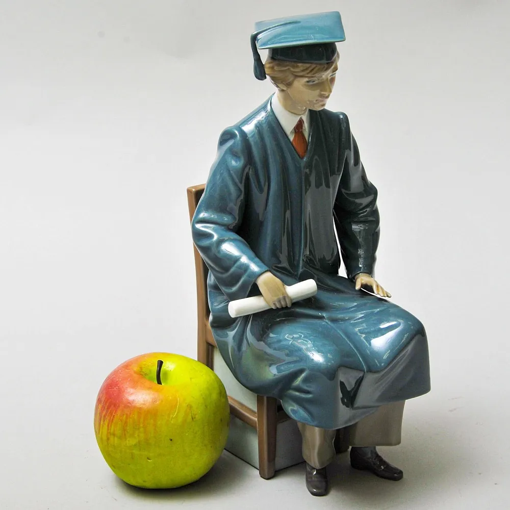 Большая Коллекционная Фарфоровая статуэтка «ВЫПУСКНИК». Lladro Испания - 1983 год.