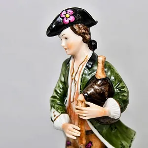 Коллекционные Парные Фарфоровые статуэтки «Пастух и Пастушка. Игра на волынке», Karl Klette Германия.