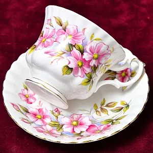 Коллекционная Фарфоровая Чайная пара «ШИПОВНИК», ROYAL ALBERT Англия, вторая половина ХХ века.