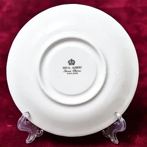 Коллекционная Фарфоровая Кофейная пара «Красная Роза», ROYAL ALBERT Англия, вторая половина ХХ века.