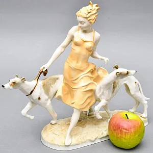 Коллекционная Фарфоровая статуэтка «Девушка с собаками - левретками», Hutschenreuther Германия.