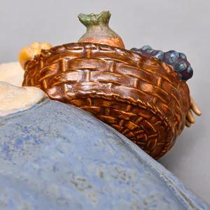 Большая Фарфоровая статуэтка «Девушка с корзиной фруктов», Lladro серия Грес, Испания.