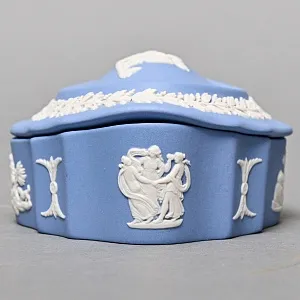 Шкатулка - Бонбоньерка «Мотив с Путти», фарфор ВЕДЖВУД / WEDGWOOD, Англия, вторая половина ХХ века.