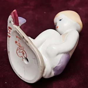 Фарфоровая статуэтка «Девочка с корабликом», СССР Сысертский фарфоровый завод, 1960 - 1977 гг. 