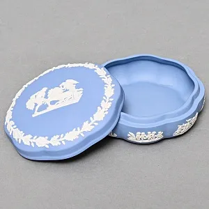 Шкатулка - Бонбоньерка «Колесница», фарфор ВЕДЖВУД / WEDGWOOD, Англия, вторая половина ХХ века.