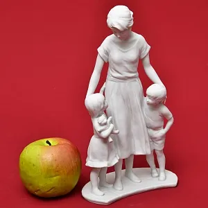 Коллекционная Фарфоровая Статуэтка «Мать и дети. Материнство», Kaiser Германия, 90-е годы ХХ века.