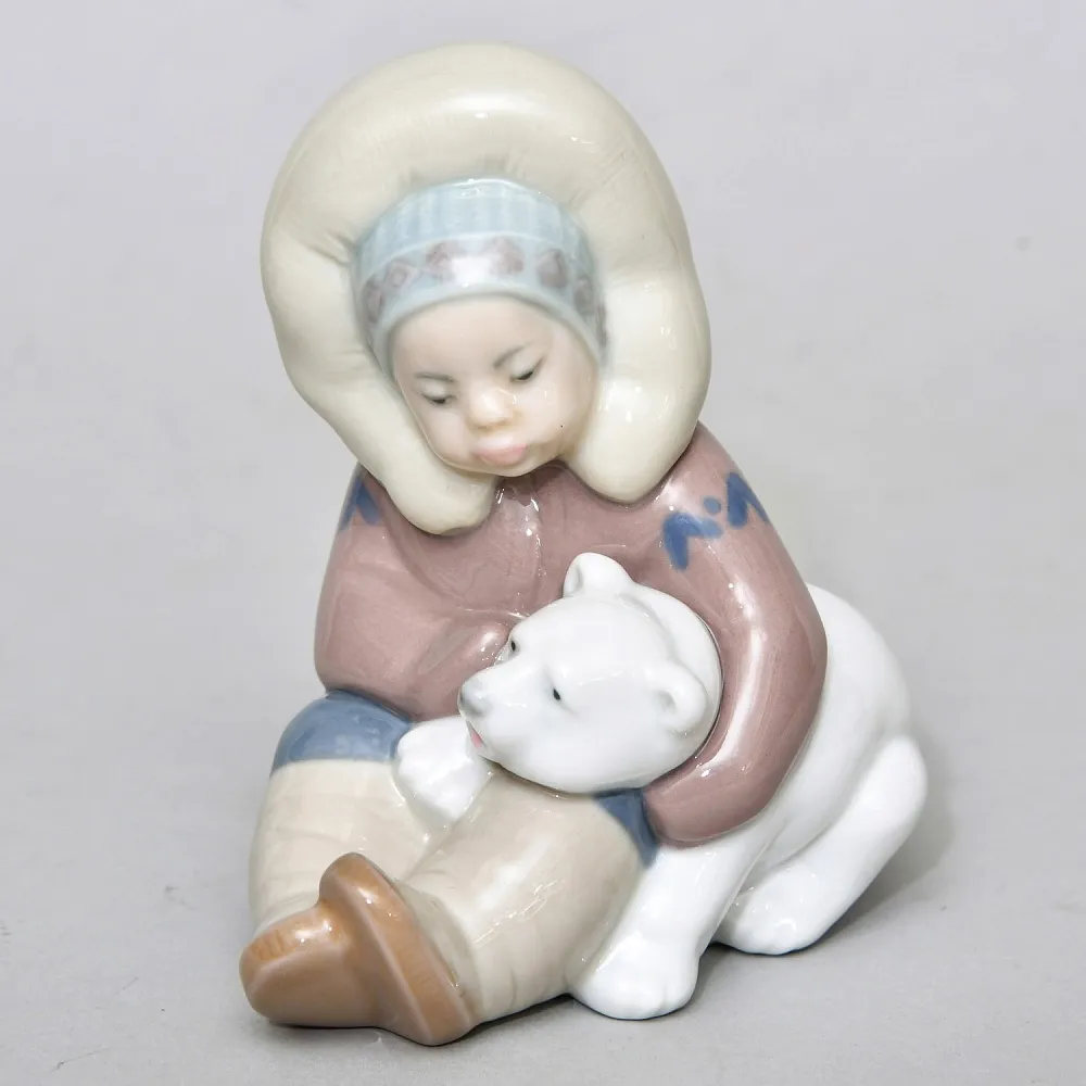 Коллекционная Фарфоровая статуэтка «Мальчик эскимос с медвежонком», Lladro Испания, 1972 - 2007 годы.