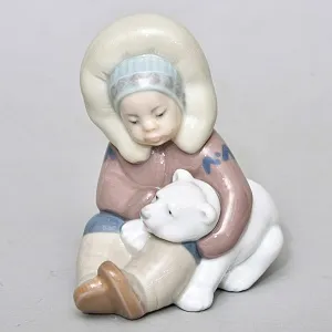Коллекционная Фарфоровая статуэтка «Мальчик эскимос с медвежонком», Lladro Испания, 1972 - 2007 годы.