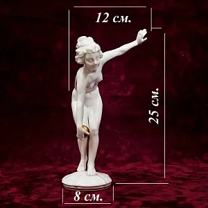 Фарфоровая Статуэтка «Девушка с мячом», Hutschenreuther,  Германия - 1955-1968 годы.