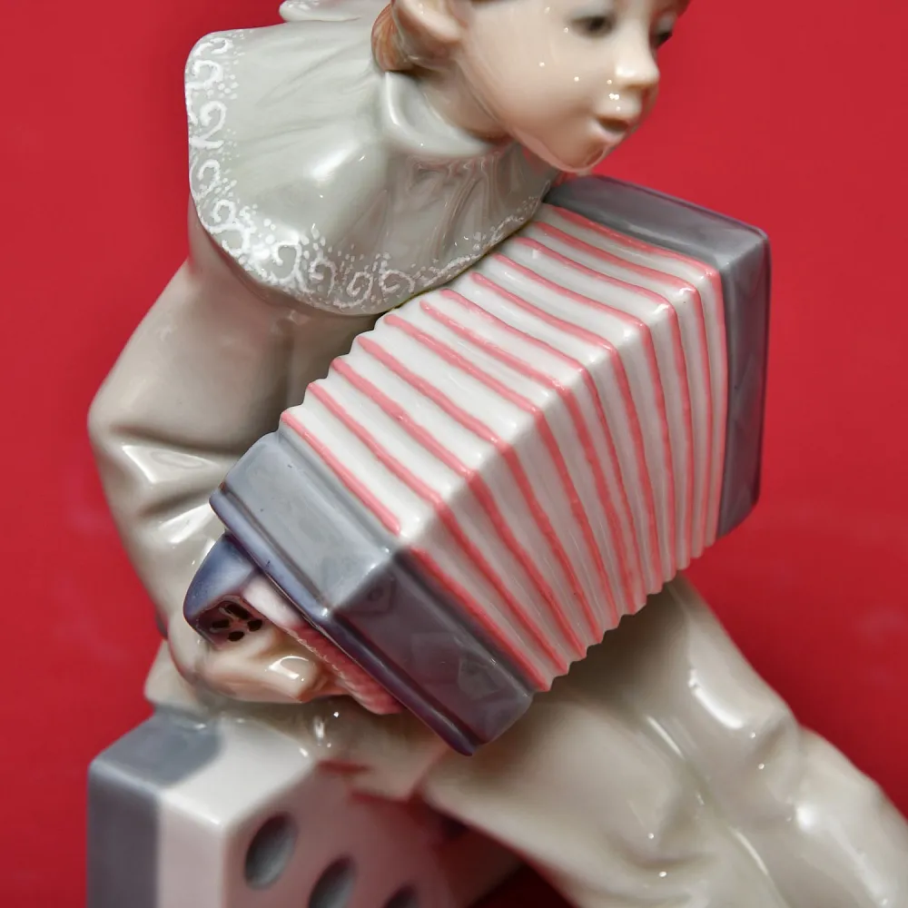 Коллекционная Фарфоровая статуэтка «Маленький клоун с аккордеоном», Lladro Испания, 1971 - 1981 годы.
