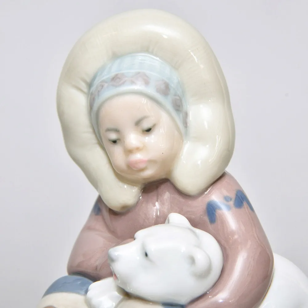 Коллекционная Фарфоровая статуэтка «Мальчик эскимос с медвежонком», Lladro Испания, 1972 - 2007 годы.