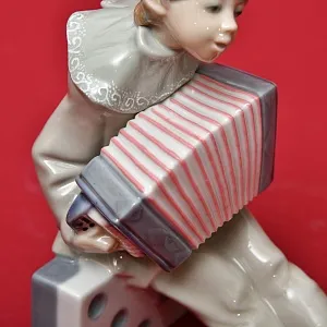 Коллекционная Фарфоровая статуэтка «Маленький клоун с аккордеоном», Lladro Испания, 1971 - 1981 годы.