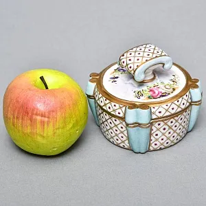 Антикварная Шкатулка - Бонбоньерка «Цветочная нежность», Фарфор Edme Samson et Cie Франция.