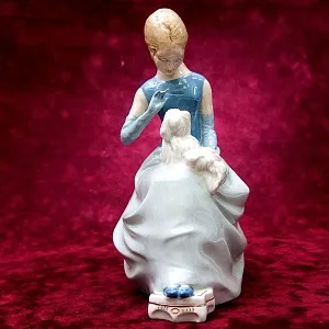 Коллекционная Статуэтка «Дама с Болонкой» Фарфор ROYAL DUX BOHEMIA -1970 год.